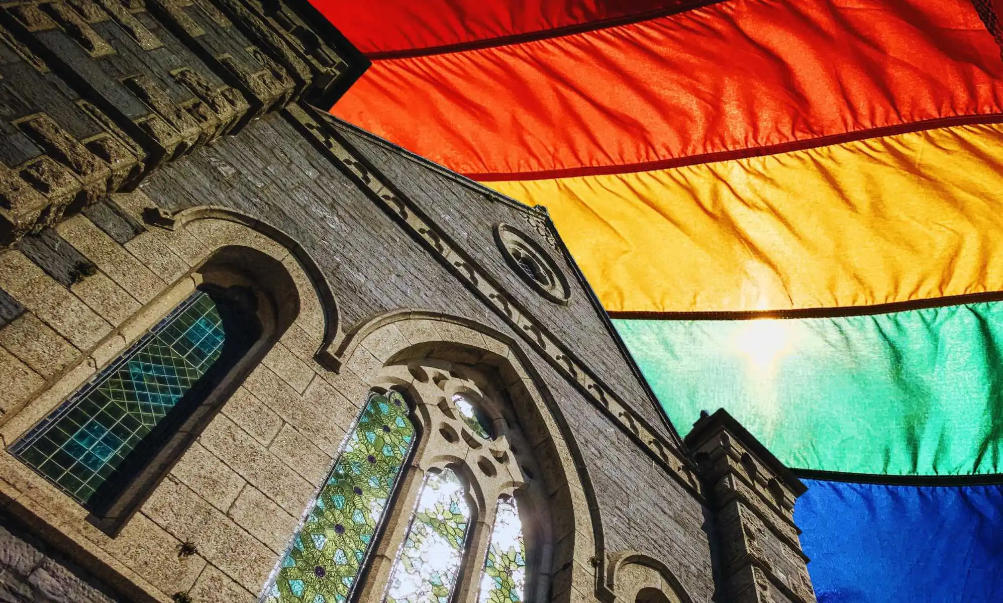 La Iglesia Metodista Unida levanta la prohibición impuesta durante 40 años al clero LGBTQ+: "Ya no decimos que ser gay es pecado