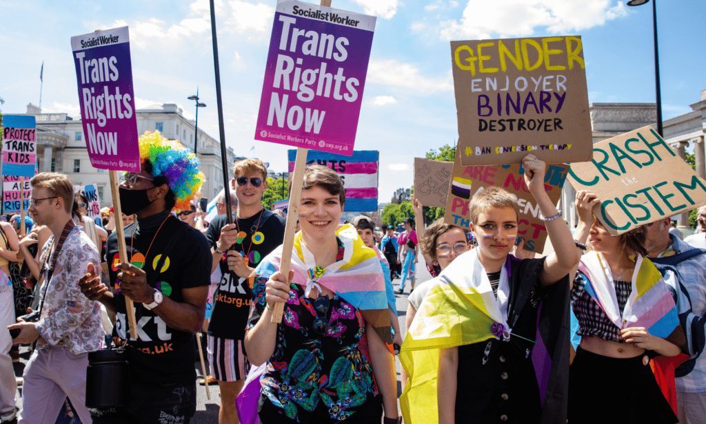¿Qué es la fijación del pecho y cómo ayuda a las personas LGBTQ+ a sentir la alegría trans?