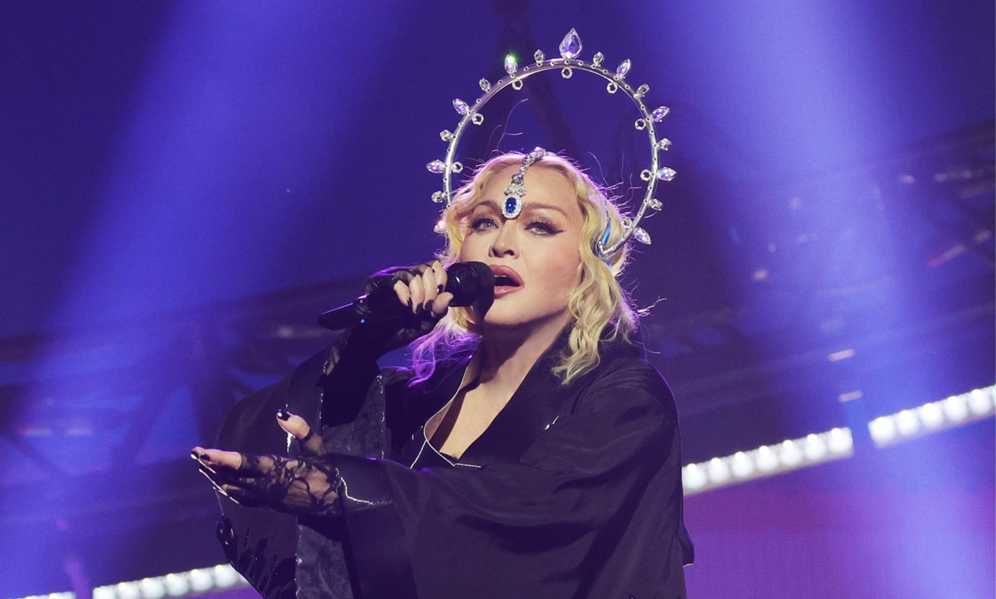 Habla una fan de Madonna en silla de ruedas a la que la estrella llamó la atención por sentarse