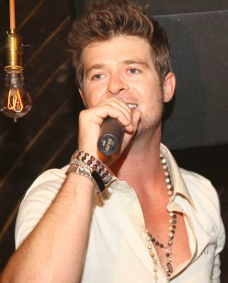 Robin Thicke, sin camiseta