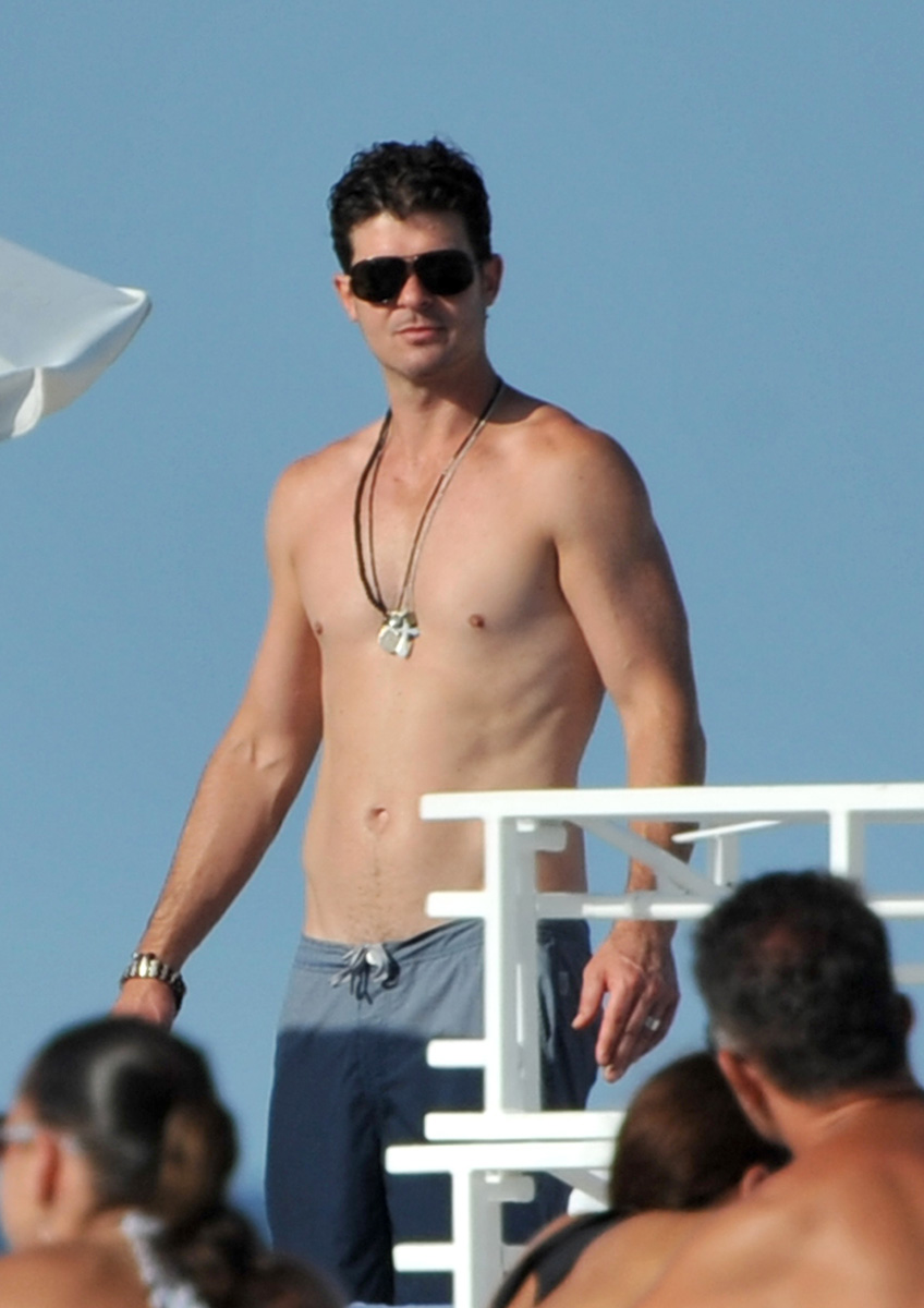 Robin Thicke, sin camiseta