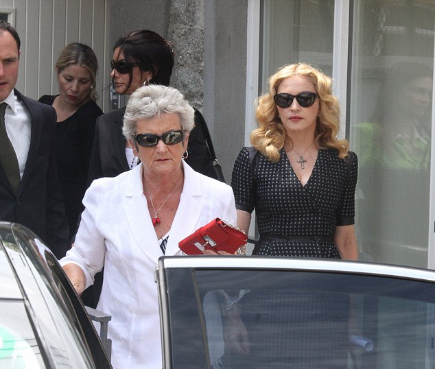 Madonna asiste al funeral de David Collins, un íntimo amigo arquitecto