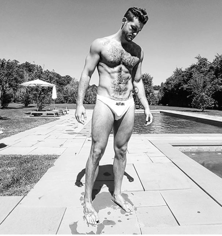 Nico Tortorella sin ropa en Instagram