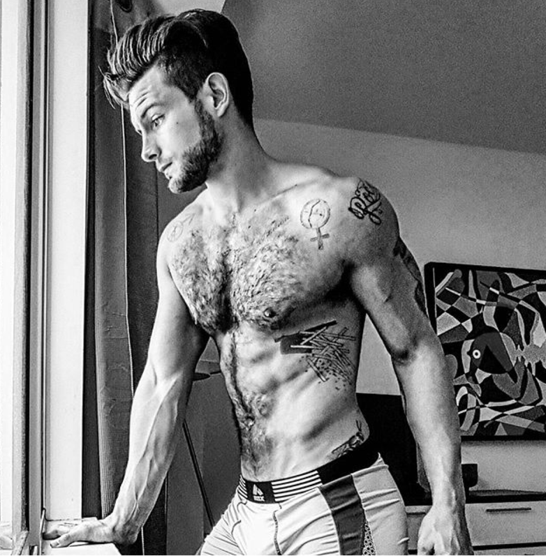 Nico Tortorella sin ropa en Instagram