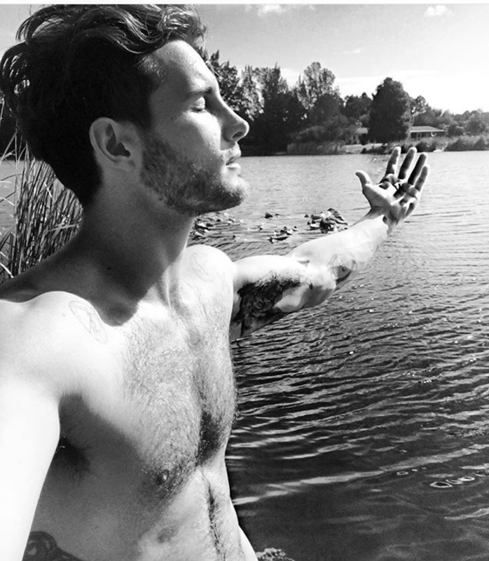 Nico Tortorella sin ropa en Instagram