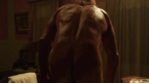 Max Martini desnudo