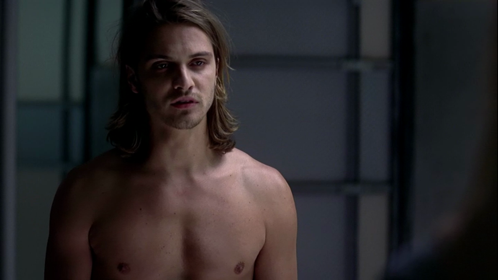 Luke Grimes desnudos