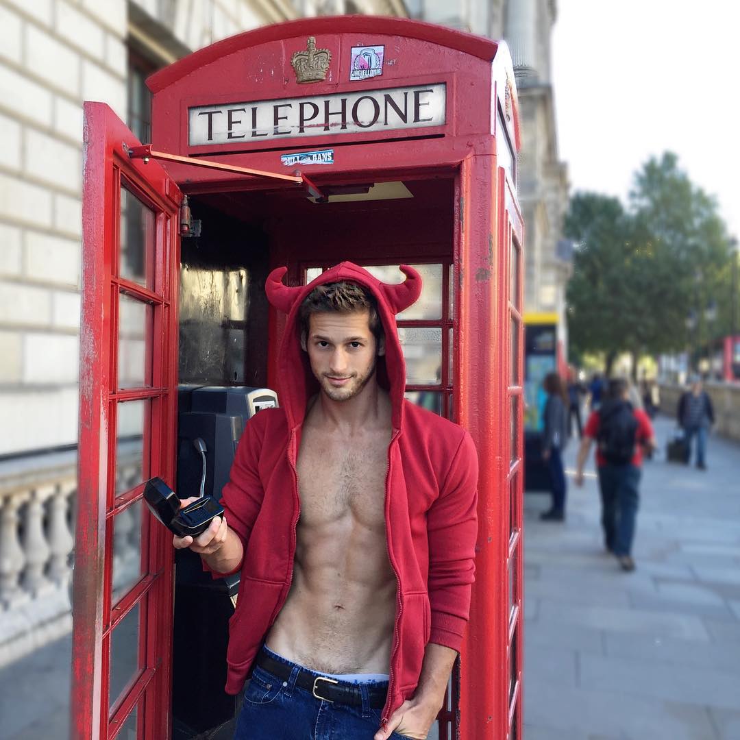 El modelo Max Emerson desnudo