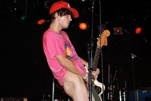 Cole Alexander, de Black Lips, desnudo