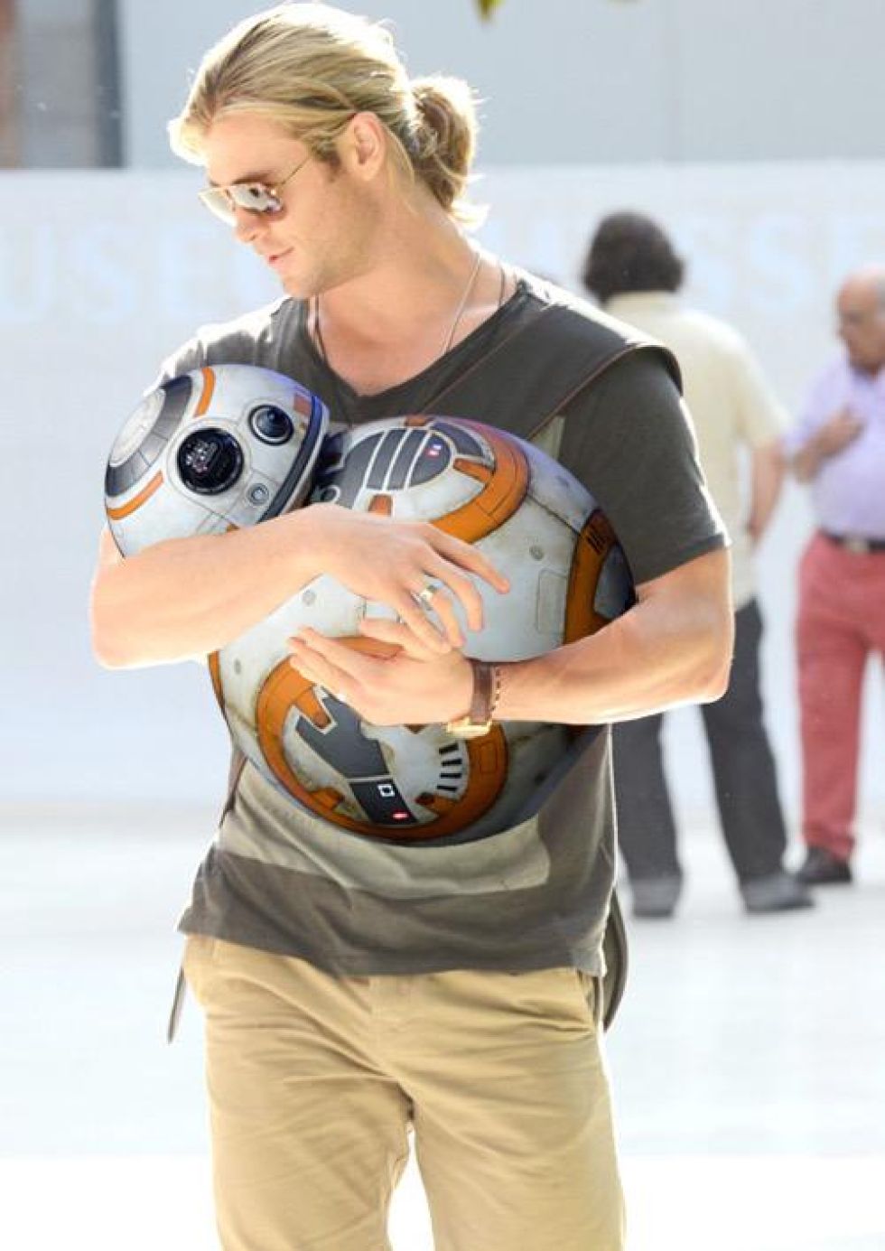 Chicos guapos con BB-8 de Star Wars