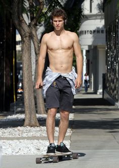 Keegan Allen desnudo