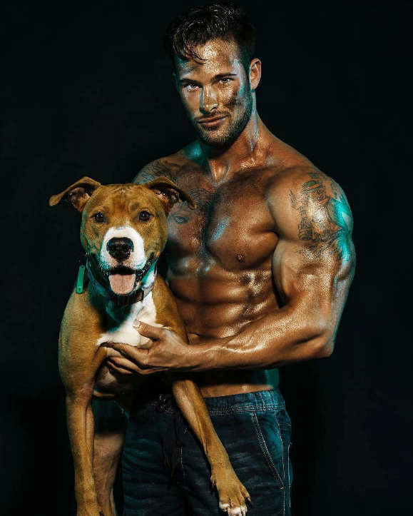 Hombres desnudos y perros