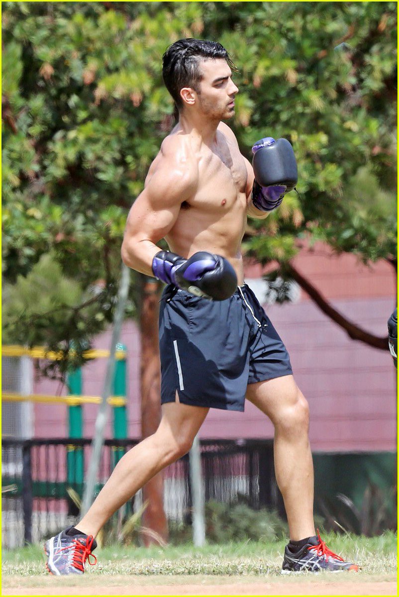 Joe Jonas entrenando en la calle