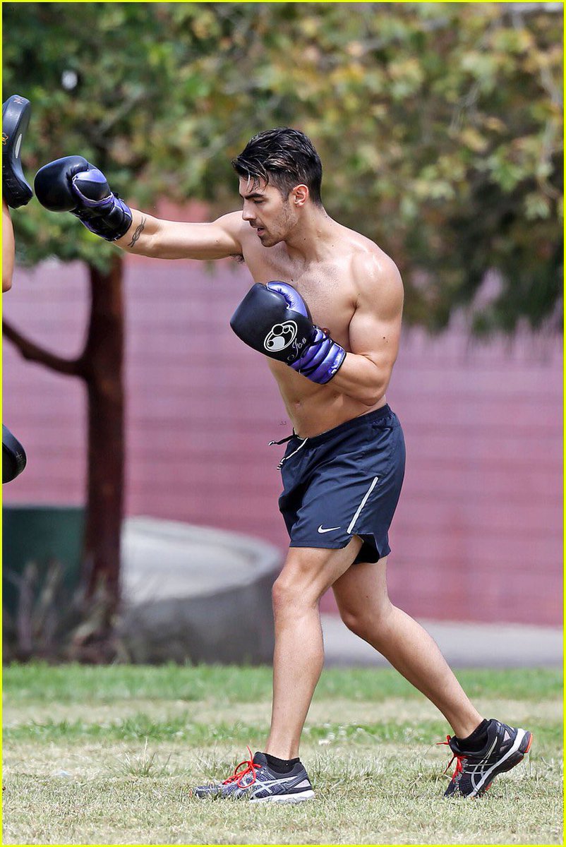 Joe Jonas entrenando en la calle