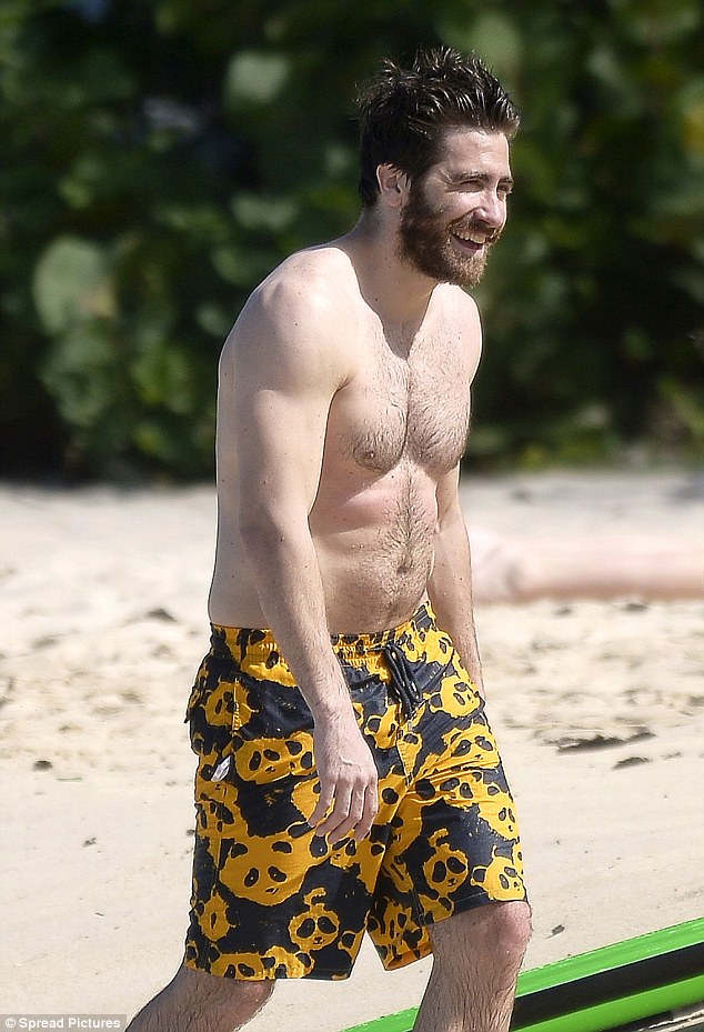 Jake Gyllenhaal en la playa