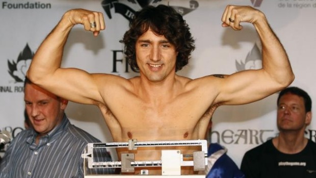 Justin Trudeau desnudo de cintura para arriba