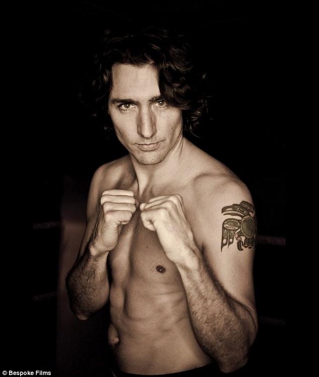 Justin Trudeau desnudo de cintura para arriba