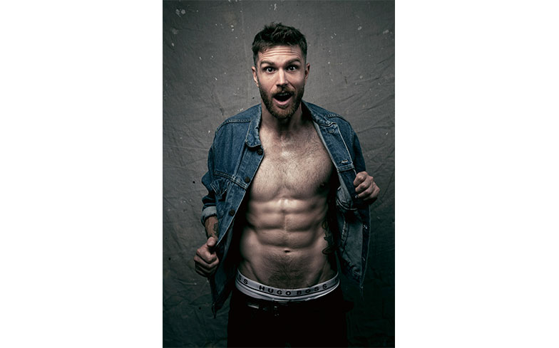 Joel Dommett desnudo