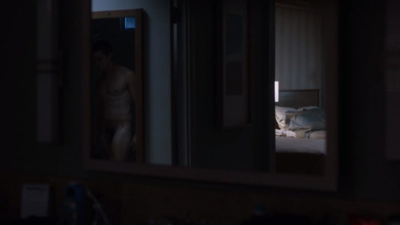 Adam Foster desnudo en 'Room 104'