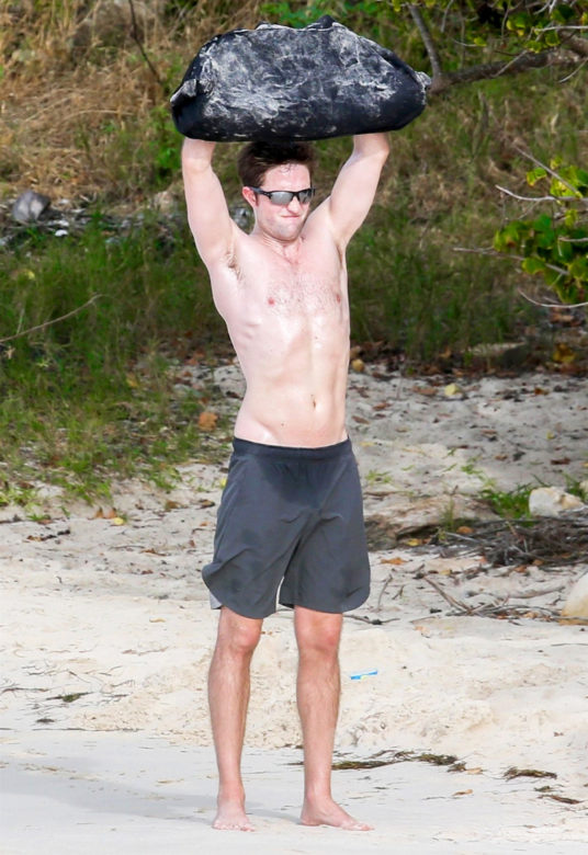 Robert Pattinson desnudo entrenando