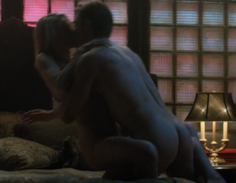 Joel Kinnaman desnudo frontal en 'Altered Carbon'