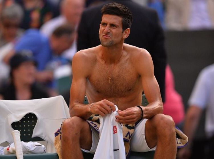 Novak Djokovic medio desnudo en Wimbledon