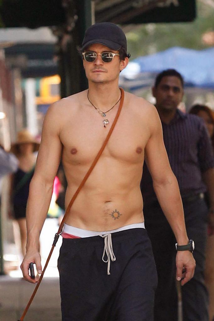 Orlando Bloom, con perro y sin camiseta