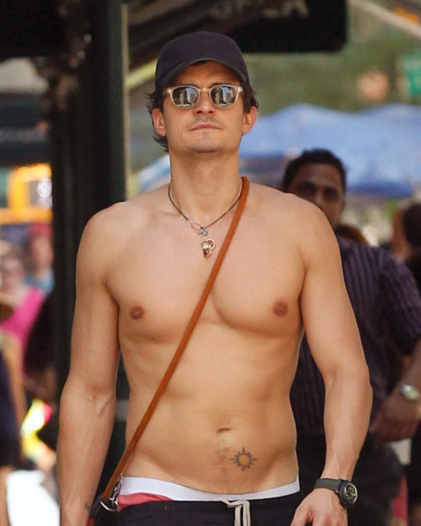 Orlando Bloom, con perro y sin camiseta