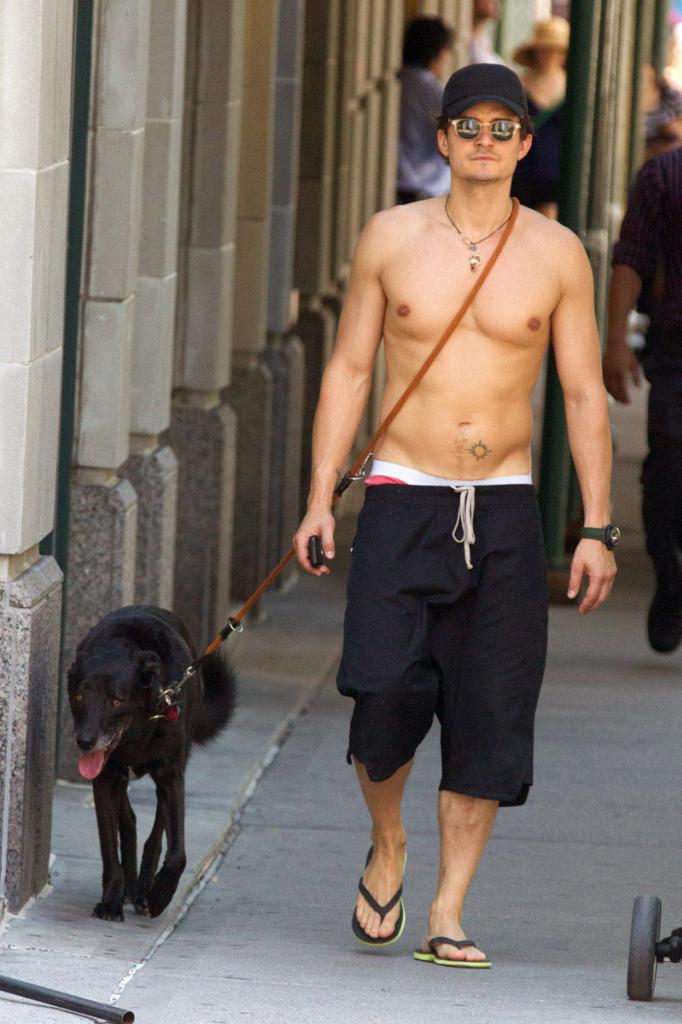 Orlando Bloom, con perro y sin camiseta