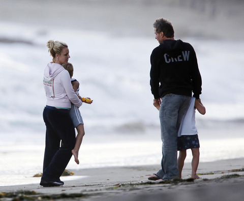 Britney, Jason & los niños en la playa