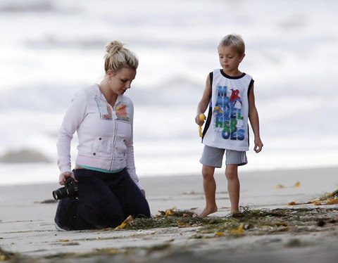 Britney, Jason & los niños en la playa