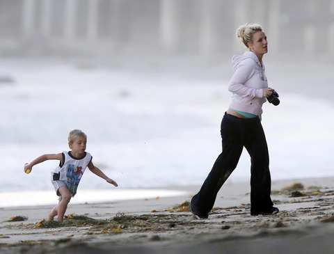 Britney, Jason & los niños en la playa