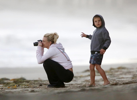 Britney, Jason & los niños en la playa