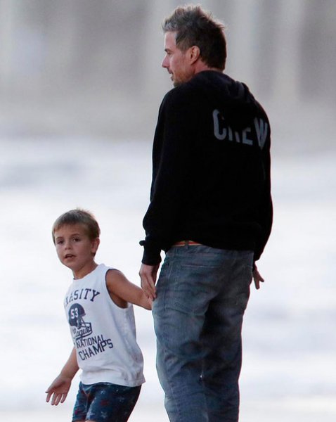 Britney, Jason & los niños en la playa