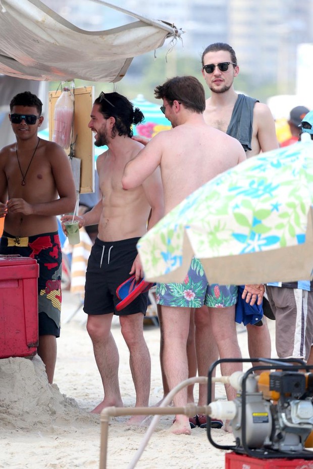 Kit Harington sin camiseta en Rio de Janeiro