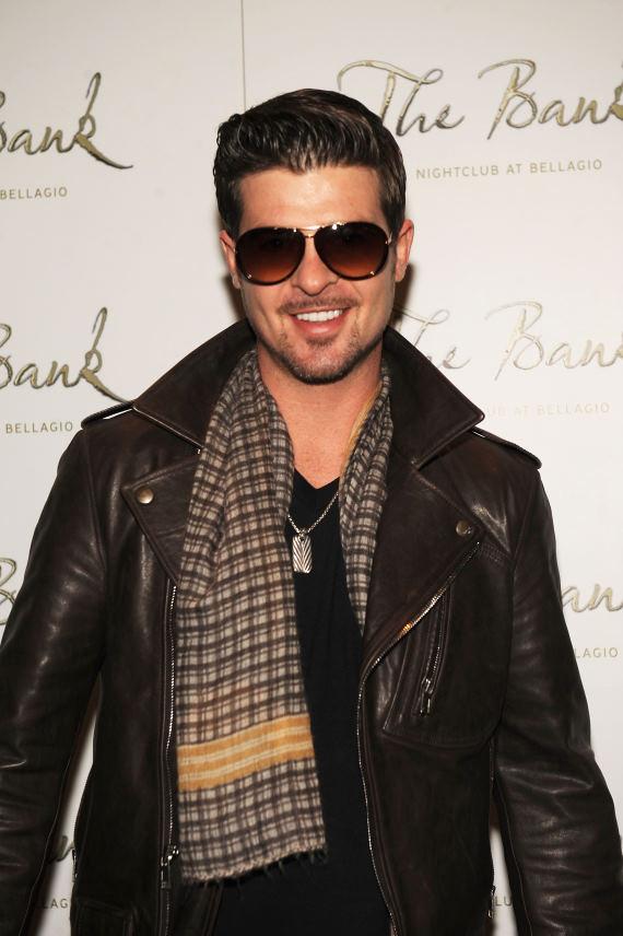 Robin Thicke, sin camiseta