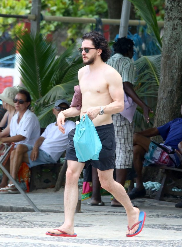 Kit Harington sin camiseta en Rio de Janeiro