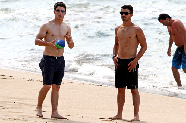 Joe Jonas en la playa