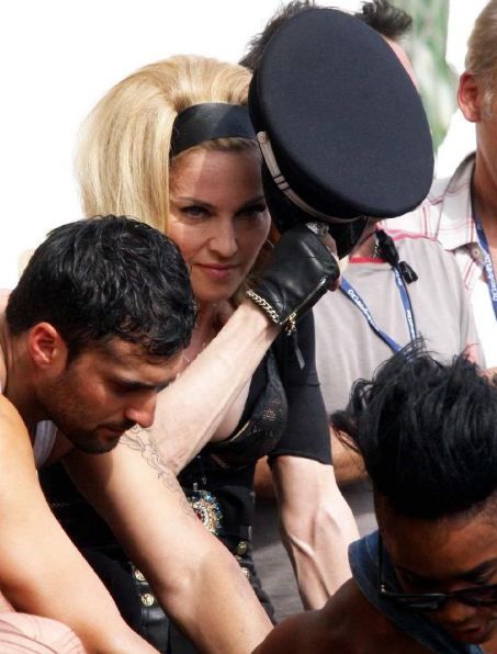 MAdonna en el set de \'Turn Up The Radio\'