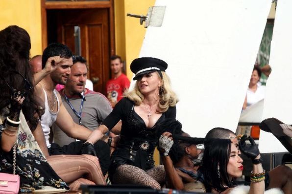 MAdonna en el set de \'Turn Up The Radio\'