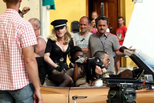 MAdonna en el set de \'Turn Up The Radio\'