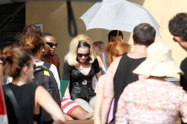 MAdonna en el set de \'Turn Up The Radio\'