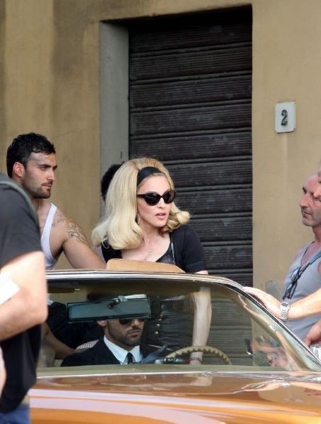 MAdonna en el set de \'Turn Up The Radio\'