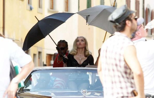 MAdonna en el set de \'Turn Up The Radio\'