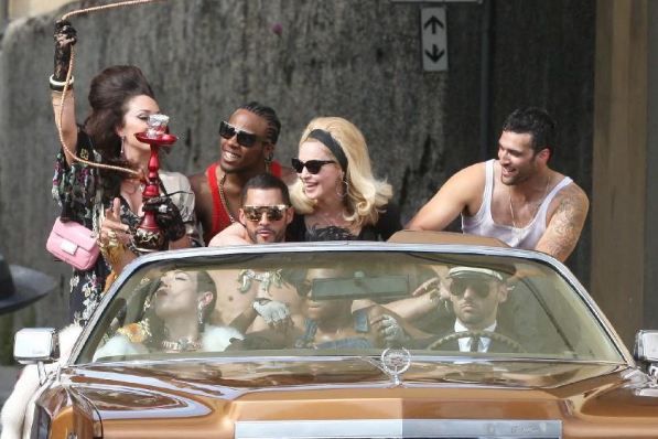 MAdonna en el set de \'Turn Up The Radio\'