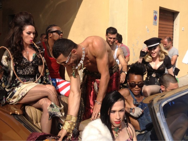 MAdonna en el set de \'Turn Up The Radio\'