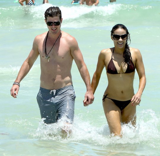 Robin Thicke, sin camiseta