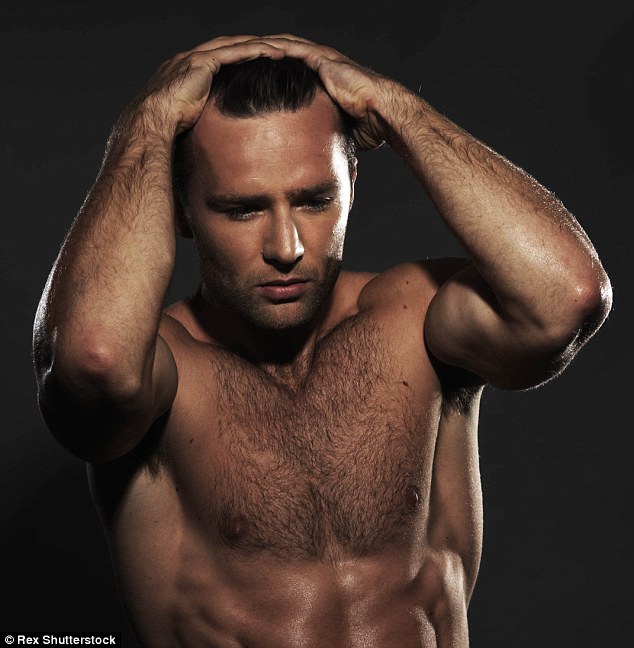 Harry Judd desnudo vendiendo perfumes