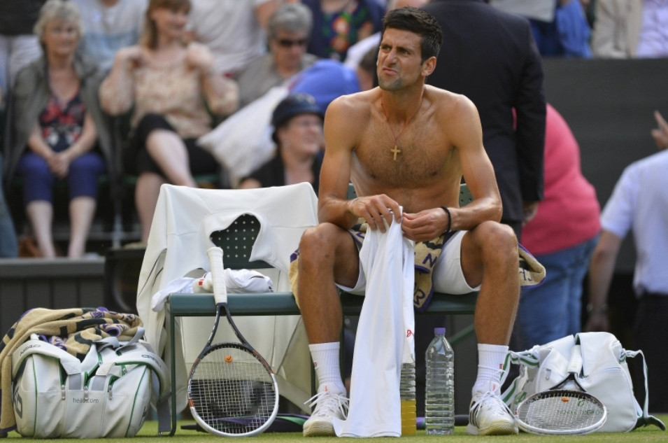 Novak Djokovic medio desnudo en Wimbledon