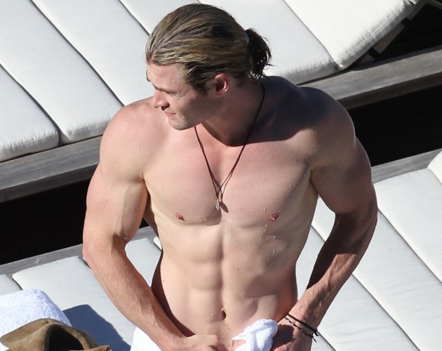 Chris Hemsworth sin camiseta, cuerpazo en las costas de Sidney